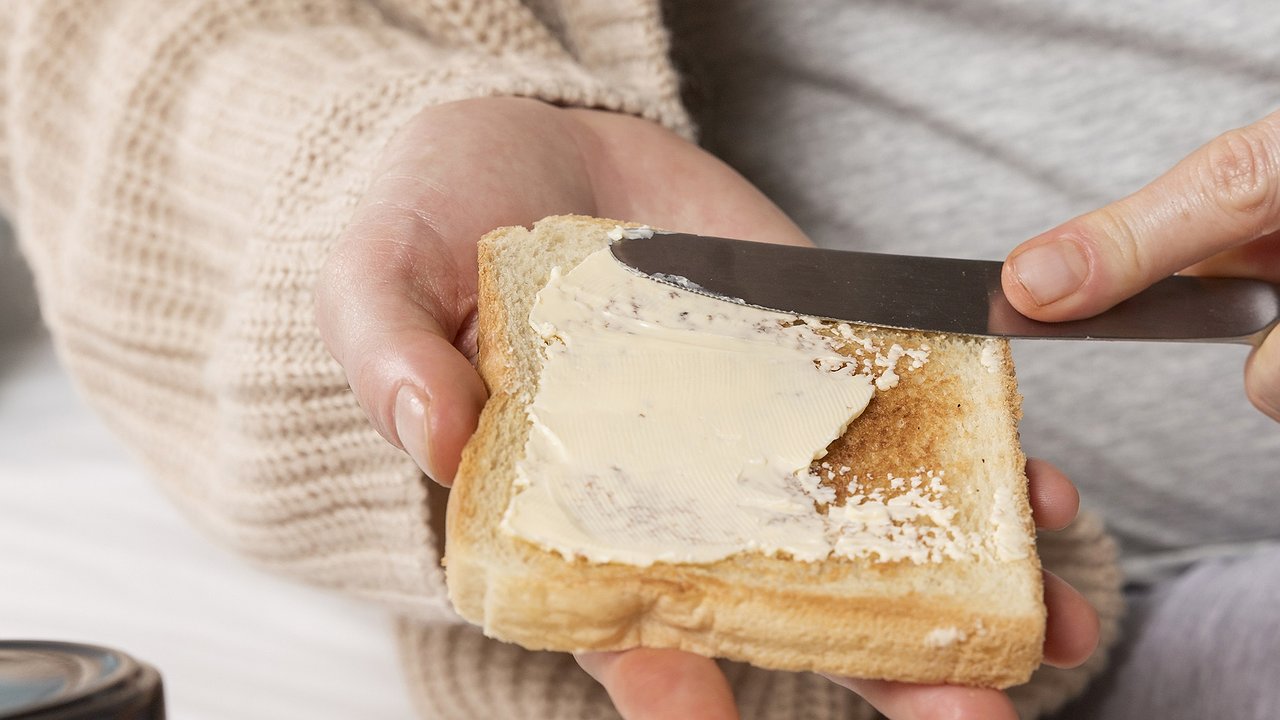 Главная картинка новости: 2 продукта натрите — и через 10 минут нежнейшая намазка на хлеб готова: так вкусно, что за ушами затрещит