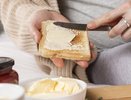 2 продукта натрите — и через 10 минут нежнейшая намазка на хлеб готова: так вкусно, что за ушами затрещит