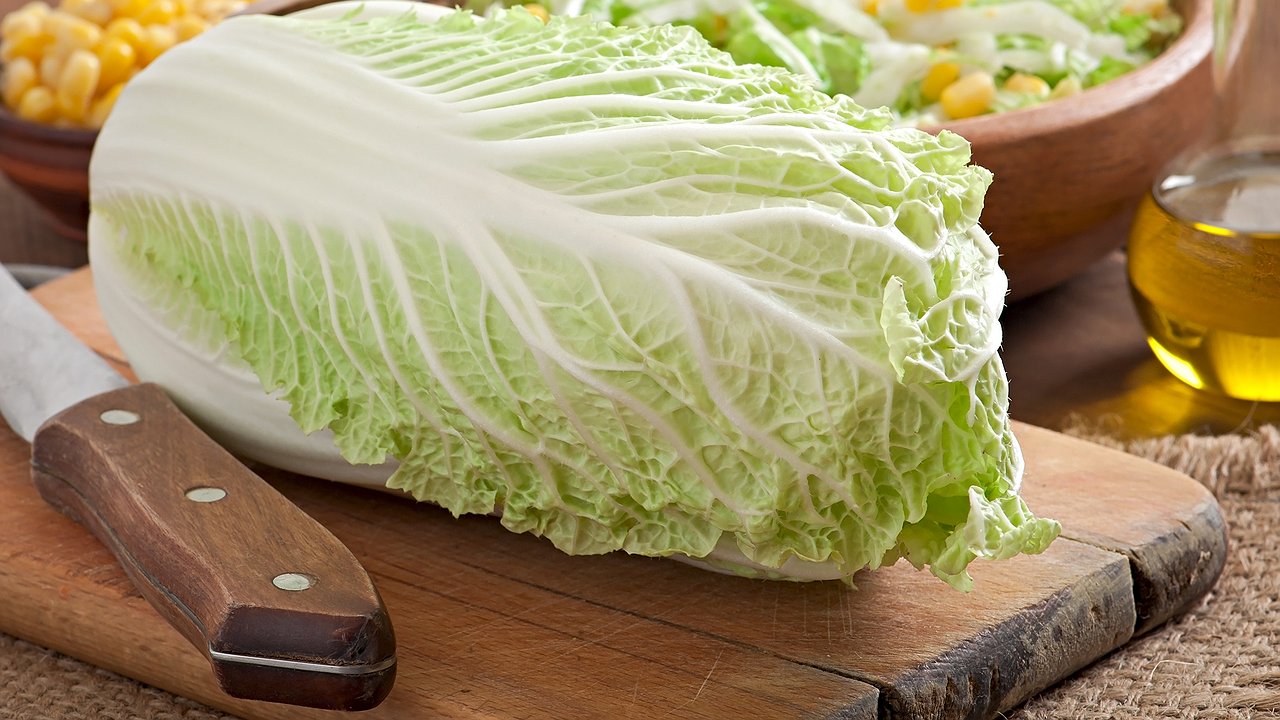 Главная картинка новости: Берем «пекинку» и еще 4 ингредиента — получаем восхитительный салат: отличный вариант для 8 марта и без варки