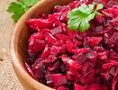 Вкусный салат со свеклой: у домашних от него за ушами трещит — простой и быстрый рецепт