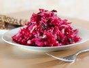 Винегрет готовить даже не думайте: сытный и вкусный салат со свеклой — гости будут уплетать с удовольствием