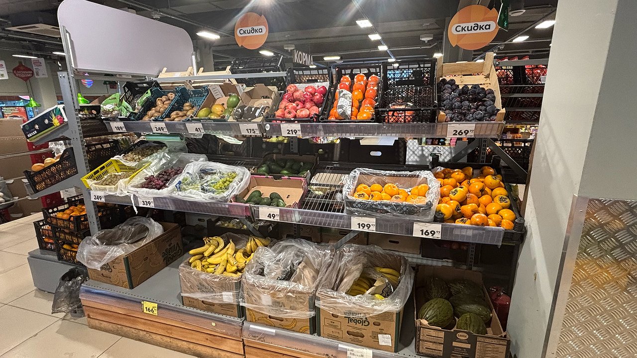 Главная картинка новости: Продавцы «Магнита» и «Пятерочки» вечно охотятся за пакетиками из коробок с бананами — забирайте тоже