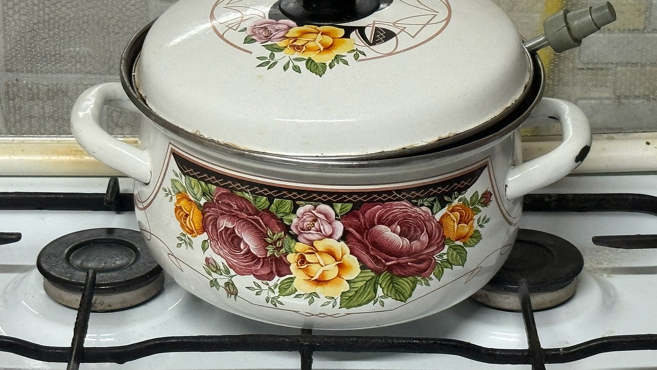 Главная картинка новости: Кладем 1 таблетку и оставляем на ночь: утром стойкий нагар исчезнет с кастрюли – посуда как новая