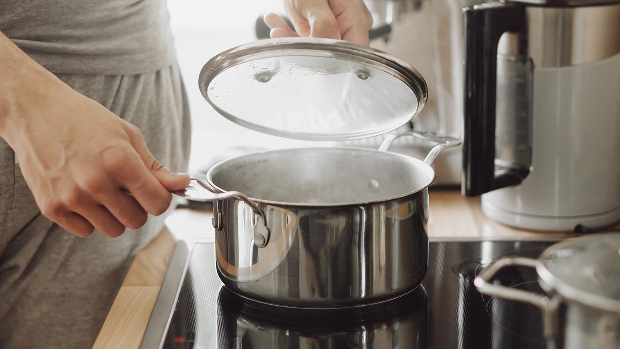 Главная картинка новости: 3 ложки на губку: стеклянные крышки от кастрюль заново блестят – исчез весь липкий налет и жир