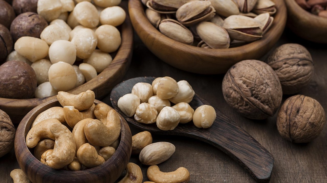 Главная картинка новости: Ученые назвали самый полезный орех — не миндаль, не арахис и в 2 раза полезнее грецкого