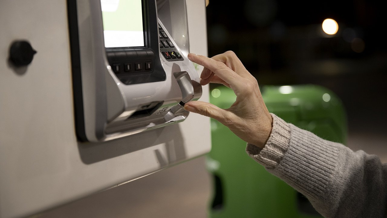 Главная картинка новости: Не трогайте эту кнопку на банкомате - ловушка для тех, кто снимает деньги с карты