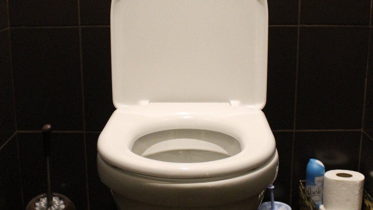 Главная картинка новости: 1 ложка на 1 стакан и унитаз блестит как новый: это добавляю – ни мочевого камня, ни ржавчины