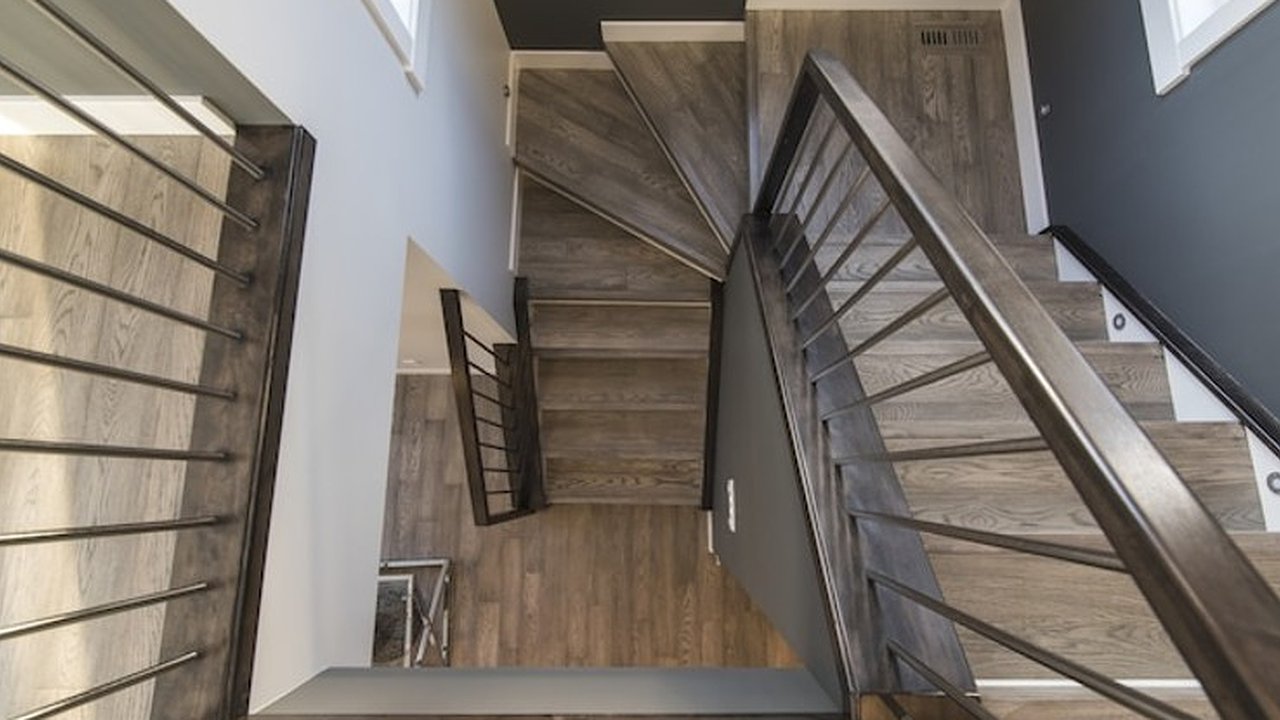 Главная картинка новости: Вещи на лестничной площадке могут обойтись жителям региона штрафом в 15 тысяч рублей