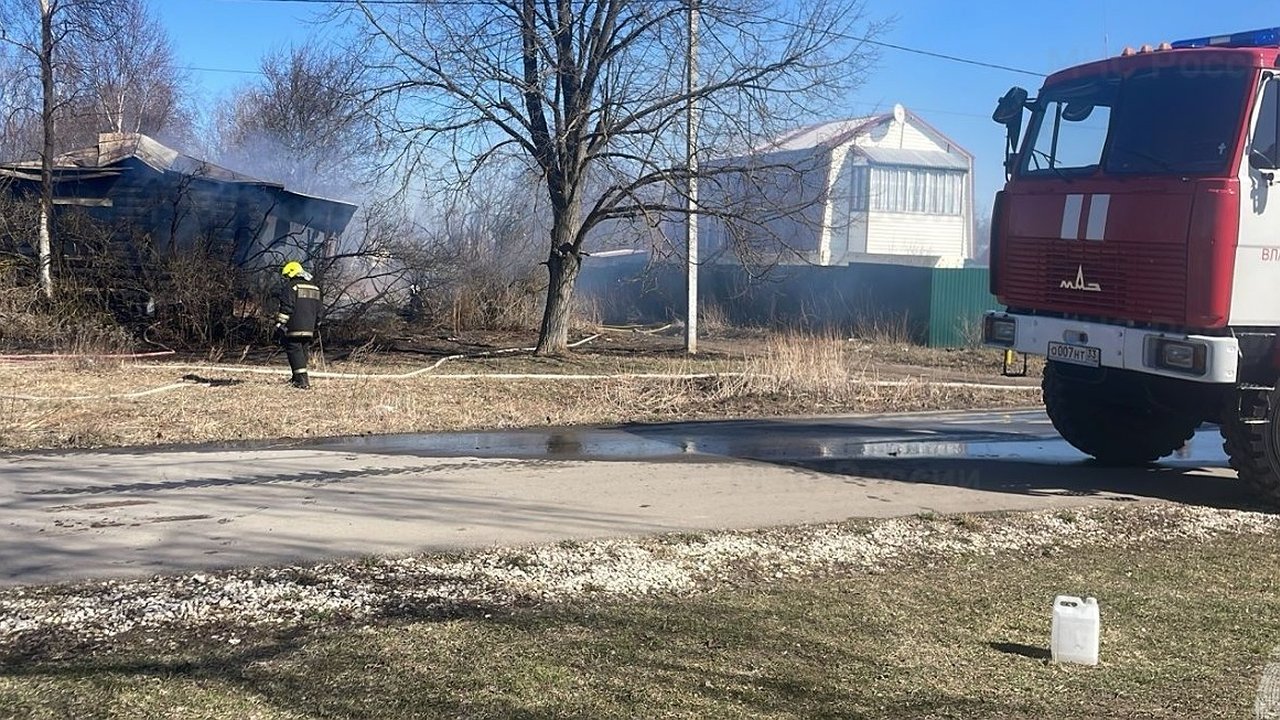 Главная картинка новости: В Суздальском районе загорелся жилой дом площадью более 100 квадратных метров