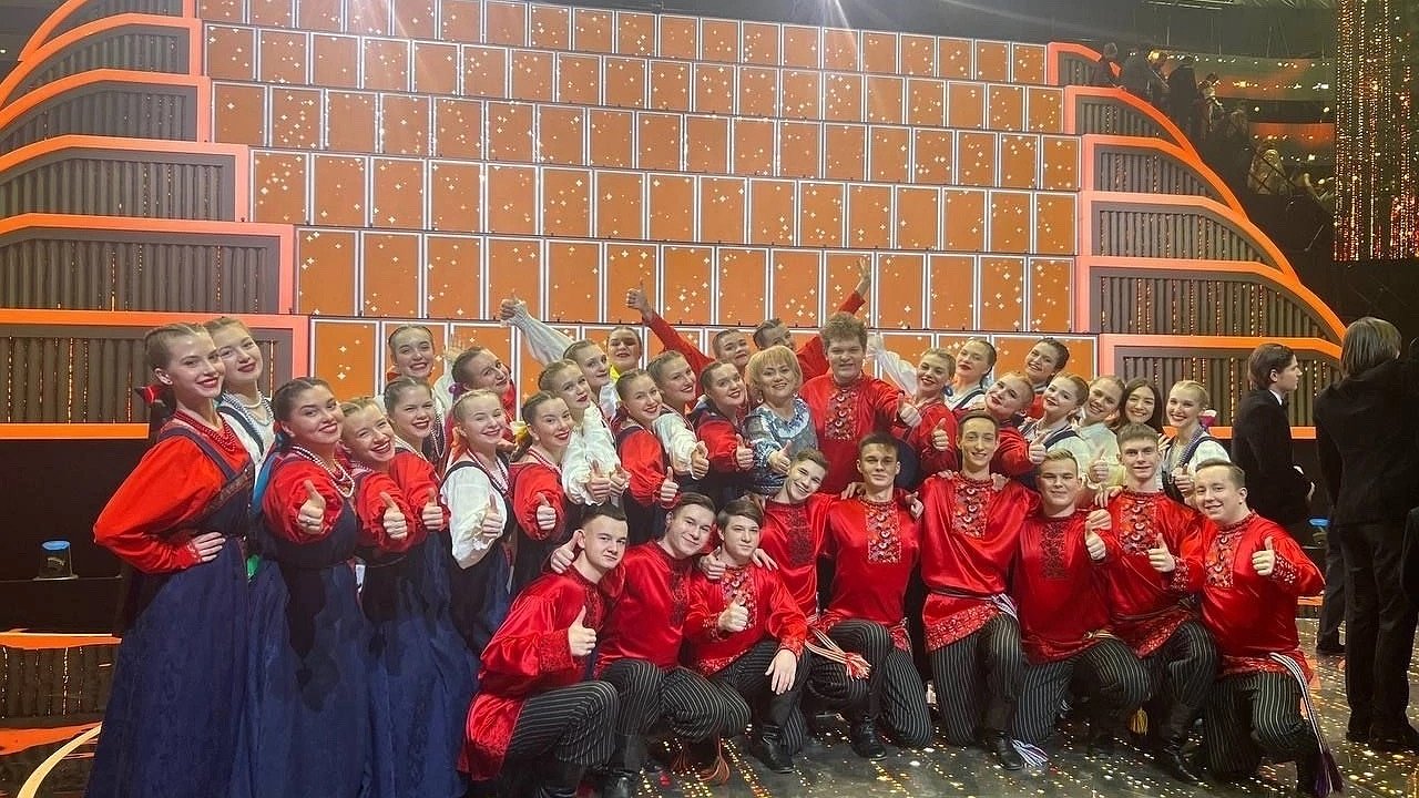 Главная картинка новости: Хор владимирского музыкального колледжа с успешно выступил на телешоу «Ну-ка, все вместе! Хором!»