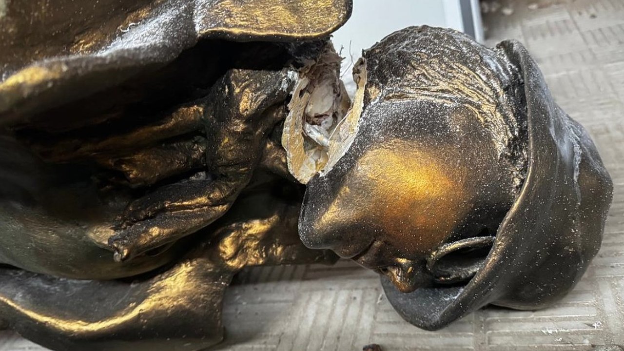 Главная картинка новости: Во Владимире двое молодых людей предстанут перед судом за вандализм у «Музея Детектива»