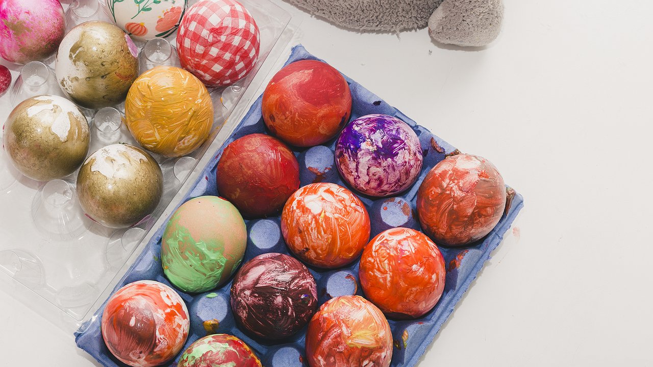 Главная картинка новости: Пасхальные яйца с эффектом мрамора: как сделать яркий декор за 10 минут - от причудливых узоров не оторвать взгляд