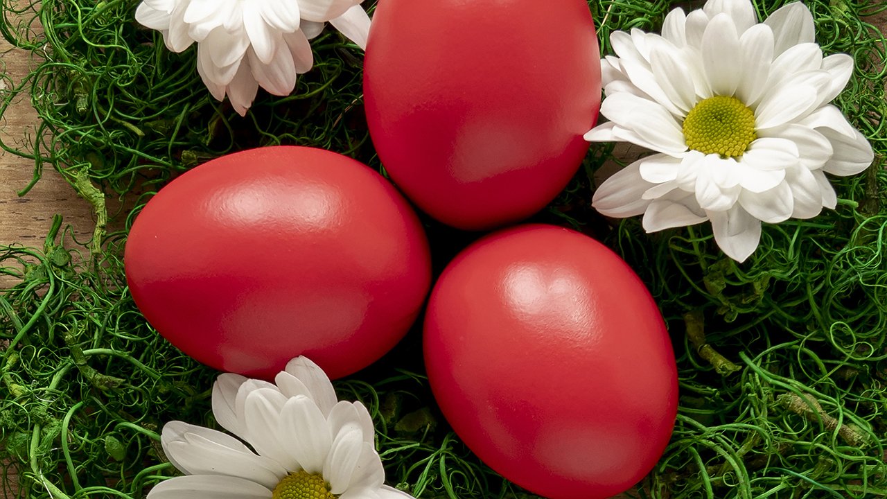 Главная картинка новости: Свеклой и луковой шелухой давно не крашу: яркие, будто настоящий рубин, яйца на Пасху — уксус не потребуется