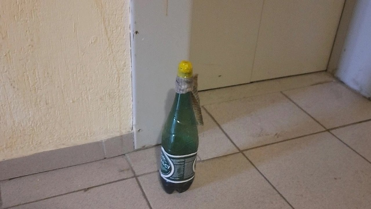 Главная картинка новости: В Коврове экстренные службы выехали на вызов из-за бесхозной бутылки