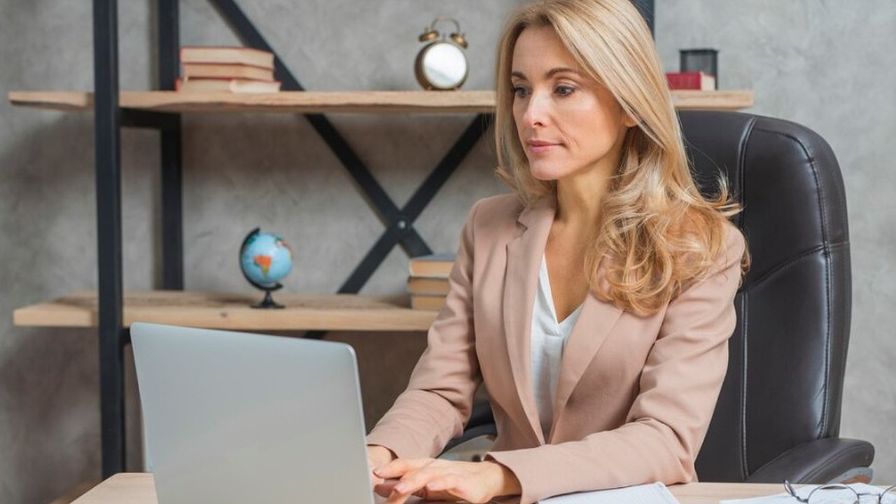 Главная картинка новости: Женщинам региона могут сократить рабочий день на час с сохранением зарплаты