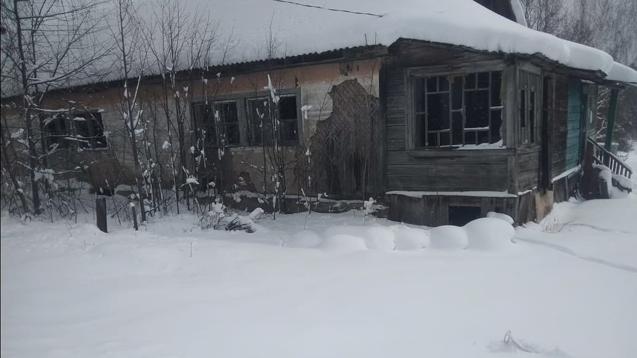 Главная картинка новости: В Александрове семья через суд добилась переселения из аварийного дома в новое жильё