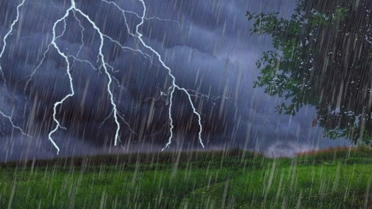 Главная картинка новости: Синоптики предупреждают о ливне и грозе во Владимире