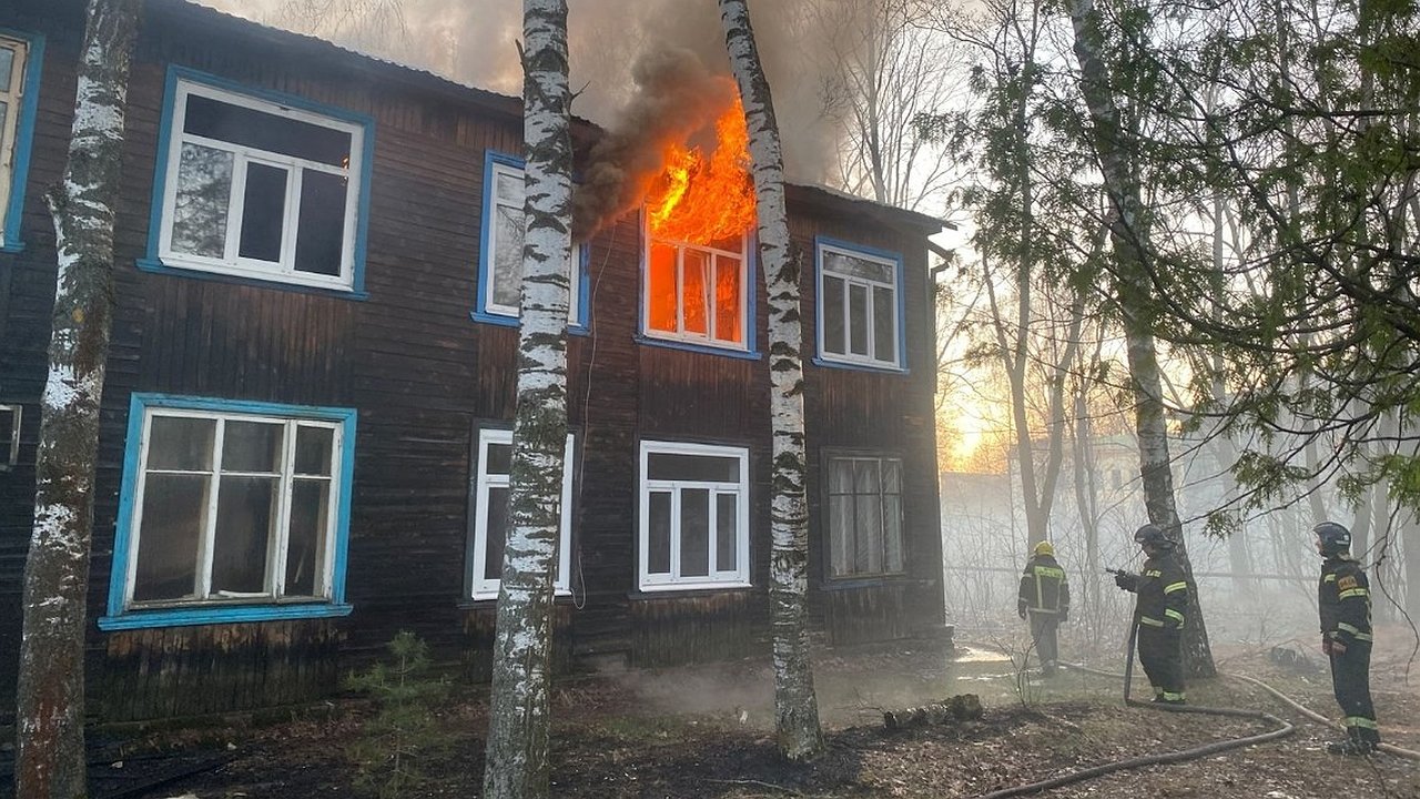 Главная картинка новости: В Киржаче загорелся расселенный многоквартирный дом