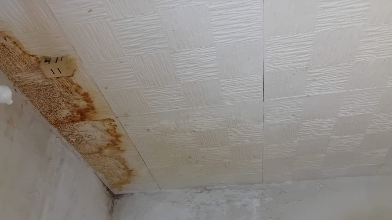 Главная картинка новости: В Гороховце жильцы многоквартирного дома через суд добиваются ремонта крыши