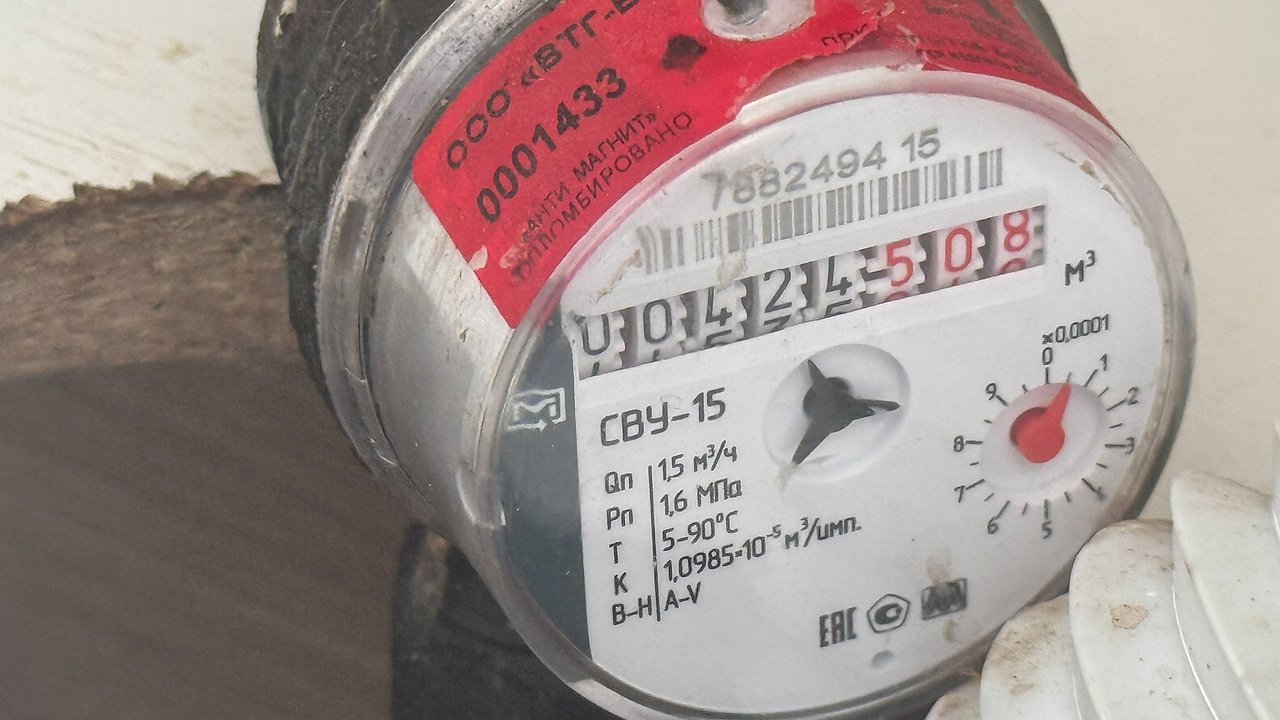 Главная картинка новости: Россиянам придётся передавать показания по счетчикам за воду по новым правилам с начала мая