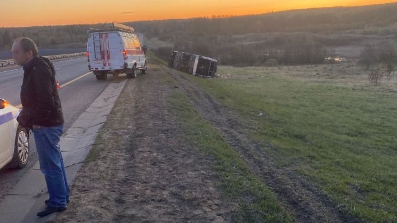 Главная картинка новости: На границе Владимирской и Ярославской областей перевернулся автобус с туристами