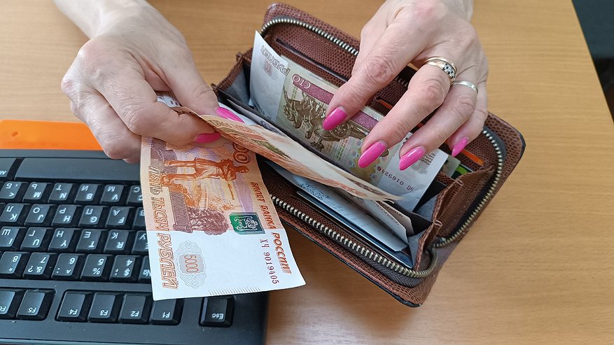 Главная картинка новости: В России ввели обновлённые пятитысячные купюры