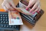 Миниатюра новости: Тех, у кого есть стаж до 2002 года, ждёт прибавка по 10 тысяч к пенсии - новый расчет в начале мая