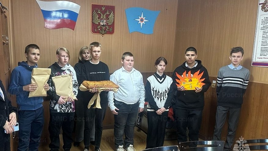 Главная картинка новости: Ученики коррекционной школы поздравили кольчугинских пожарных с профессиональным праздником