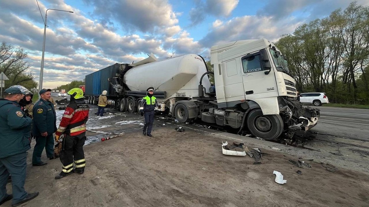 Главная картинка новости: Стали известны подробности смертельного ДТП с участием трёх большегрузов под Владимиром