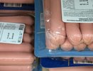 Никакой бумаги, внутри только натуральное мясо: в Роскачестве перечислили лучшие марки сосисок и сарделек