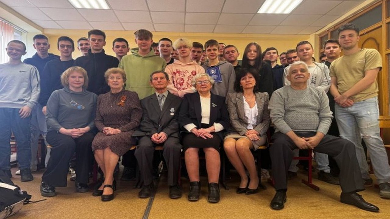 Главная картинка новости: В Коврове ветеран МВД провёл для студентов колледжа историческую викторину ко Дню Победы