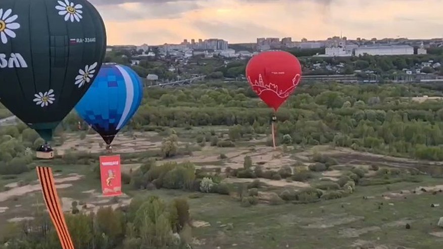 Главная картинка новости: Во Владимире в небо запустили три воздушных шара с символами Победы