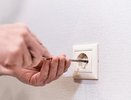 Розетки будут сиять чистотой: этот простой лайфхак позволит удалить грязь безопасно