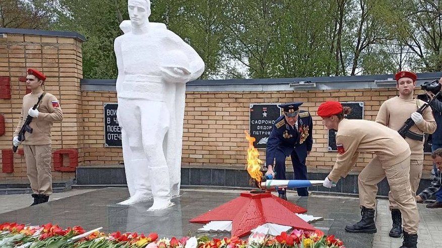 Главная картинка новости: В поселке Красная Горбатка состоялось торжественное зажжение Вечного огня