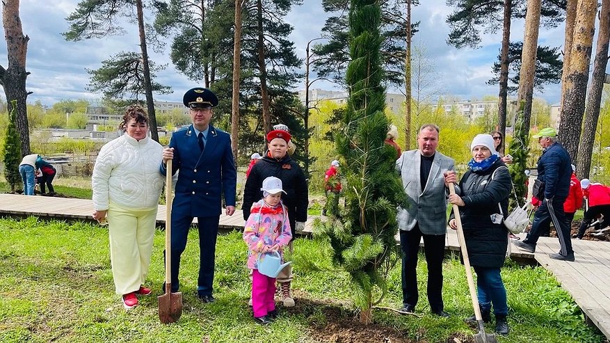 Главная картинка новости: В городском парке Александрова прошла акция по высадке деревьев