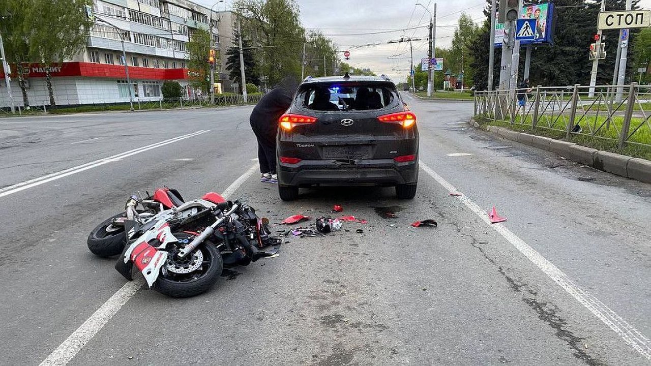 Главная картинка новости: Во Владимире мотоциклист разбился в ДТП с легковушкой