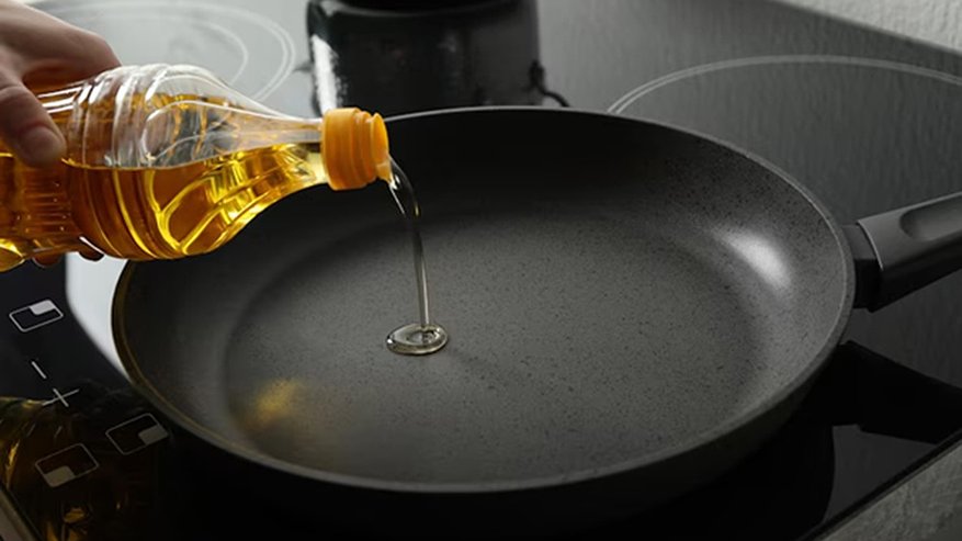 Главная картинка новости: Как жарить котлеты и мясо без брызг раскаленного масла: лайфхак, который сэкономит часы уборки