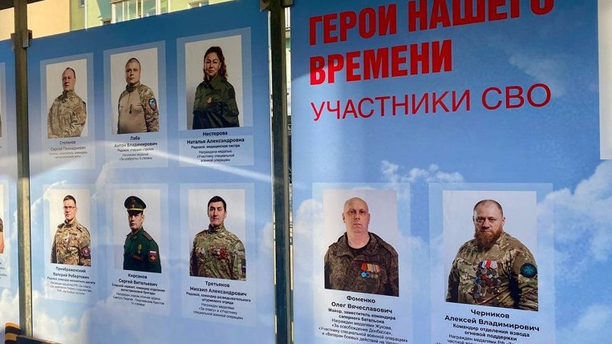 Главная картинка новости: На остановках Владимира установили стенды с портретами ветеранов