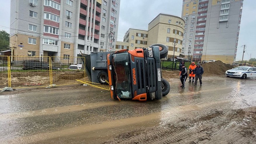 Главная картинка новости: Во Владимире грузовик с песком опрокинулся при разгрузке на Пушкарской улице