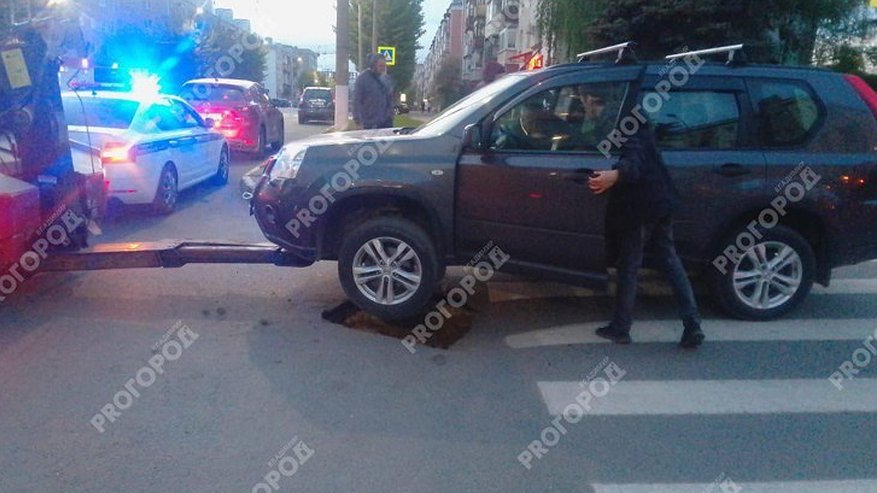Главная картинка новости: Во Владимире автомобиль частично провалился под асфальт на Октябрьском проспекте