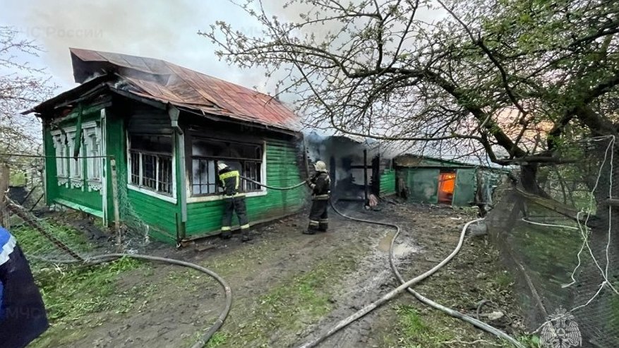 Главная картинка новости: В Собинском районе в результате пожара повреждён частный дом и травмирован жилец