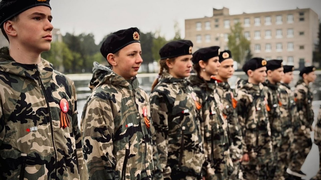 Главная картинка новости: Более 800 школьников региона участвуют в военно-патриотической игре «Зарница 2.0»