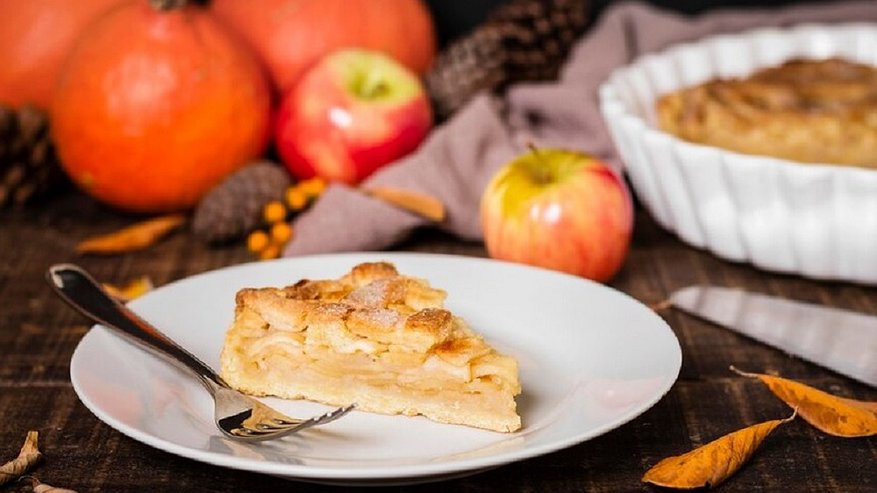 Главная картинка новости: Шеф-повар поделился рецептом вкуснейшей шарлотки - просто тает во рту: домашние сметут со стола за секунду