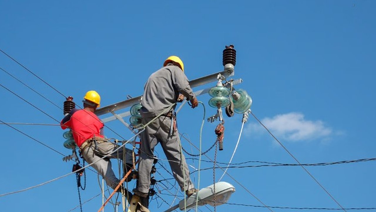 Главная картинка новости: 425 специалистов Россетей вышли на дежурство перед ураганным ветром во Владимире