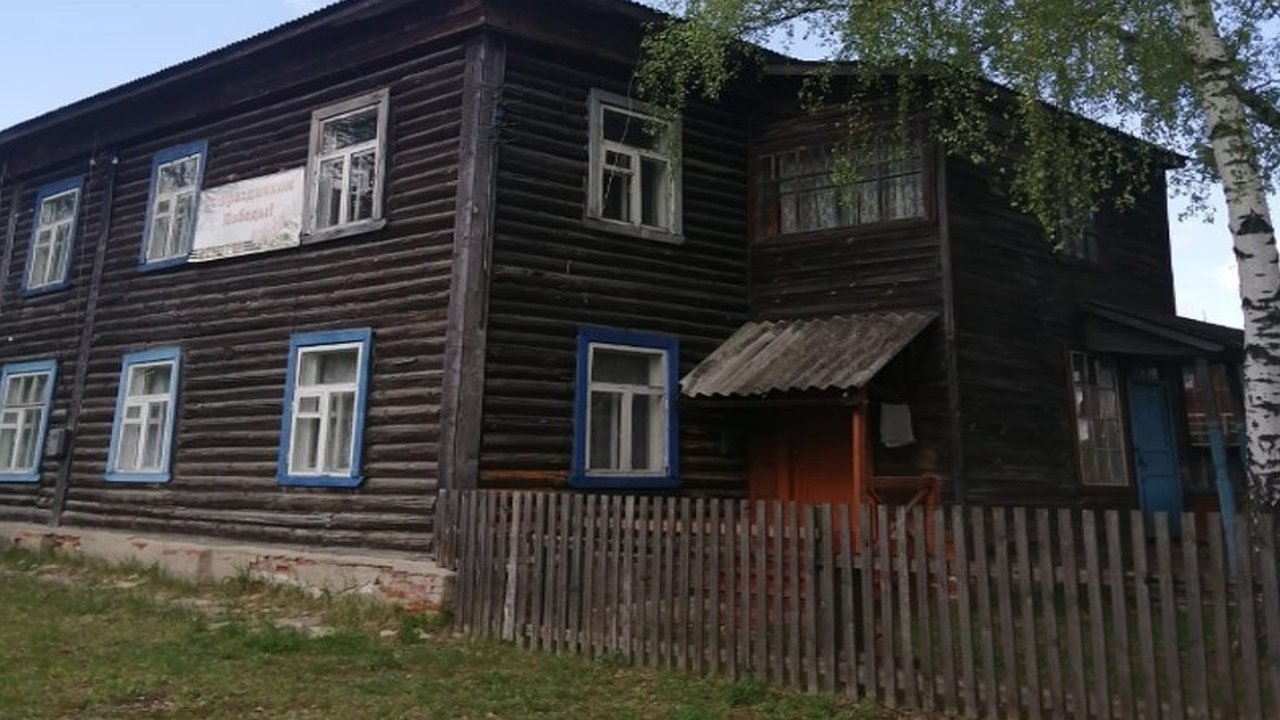 Главная картинка новости: Власти Красной Горбатки поселили семью с ребёнком в аварийном доме