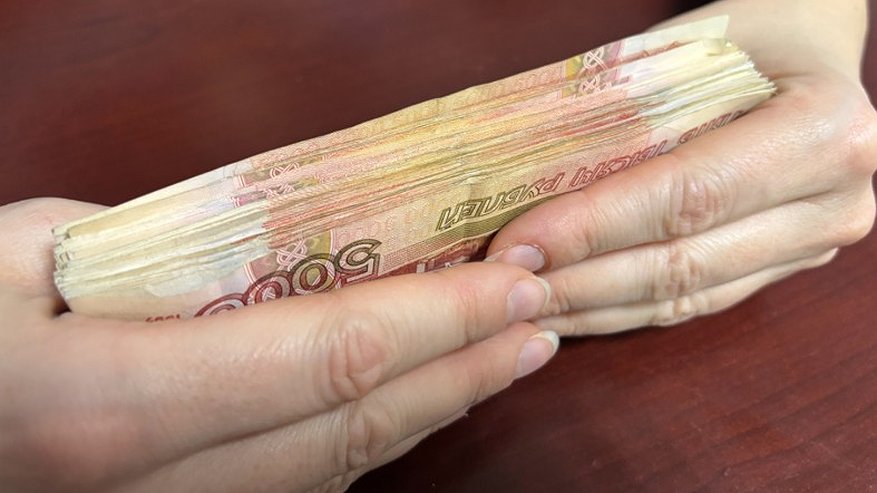 Главная картинка новости: Жительница Владимира похитила деньги из сломанного банкомата