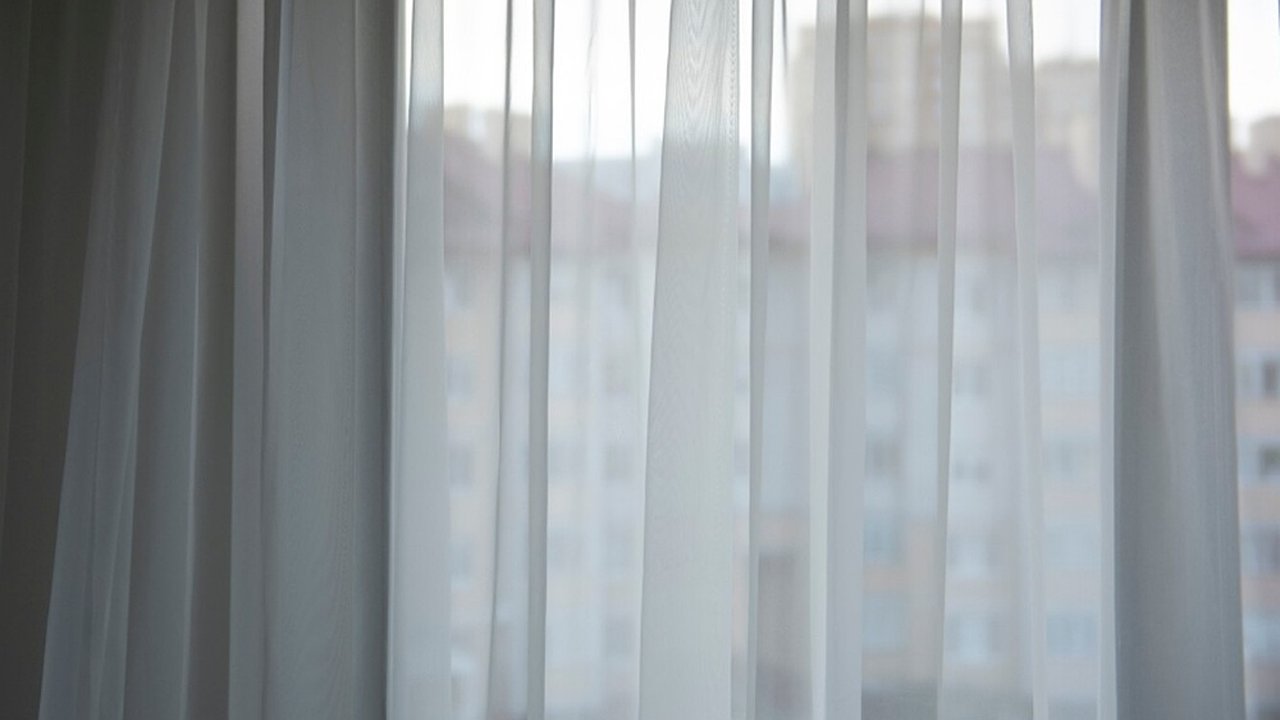 Главная картинка новости: Добавьте 2 ложки на стакан воды - и опрыскивайте шторы: будут сверкать чистотой как после покупки - стирать не надо