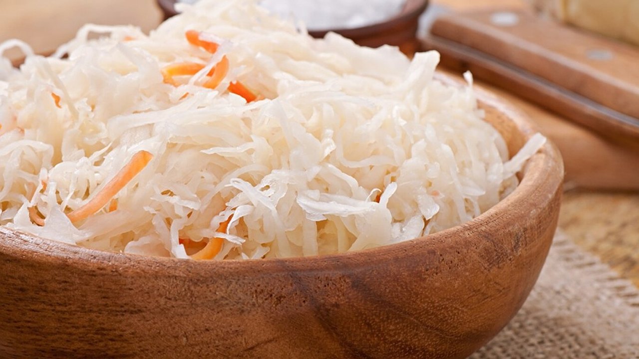 Главная картинка новости: Хрустящая и ядреная: квашеная капуста по-деревенски - готовится проще простого и сметается со стола за минуту