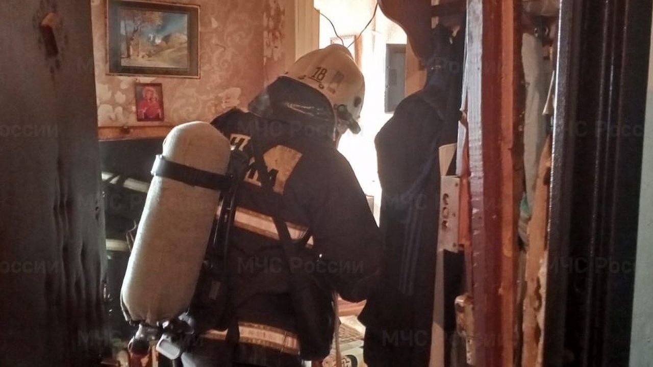 Главная картинка новости: В Вязниках загорелся многоквартирный дом