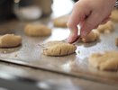 Быстрое песочное печенье всего из 3 ингредиентов: получится нежным и рассыпчатым — домашние съедят его за 1 минуту